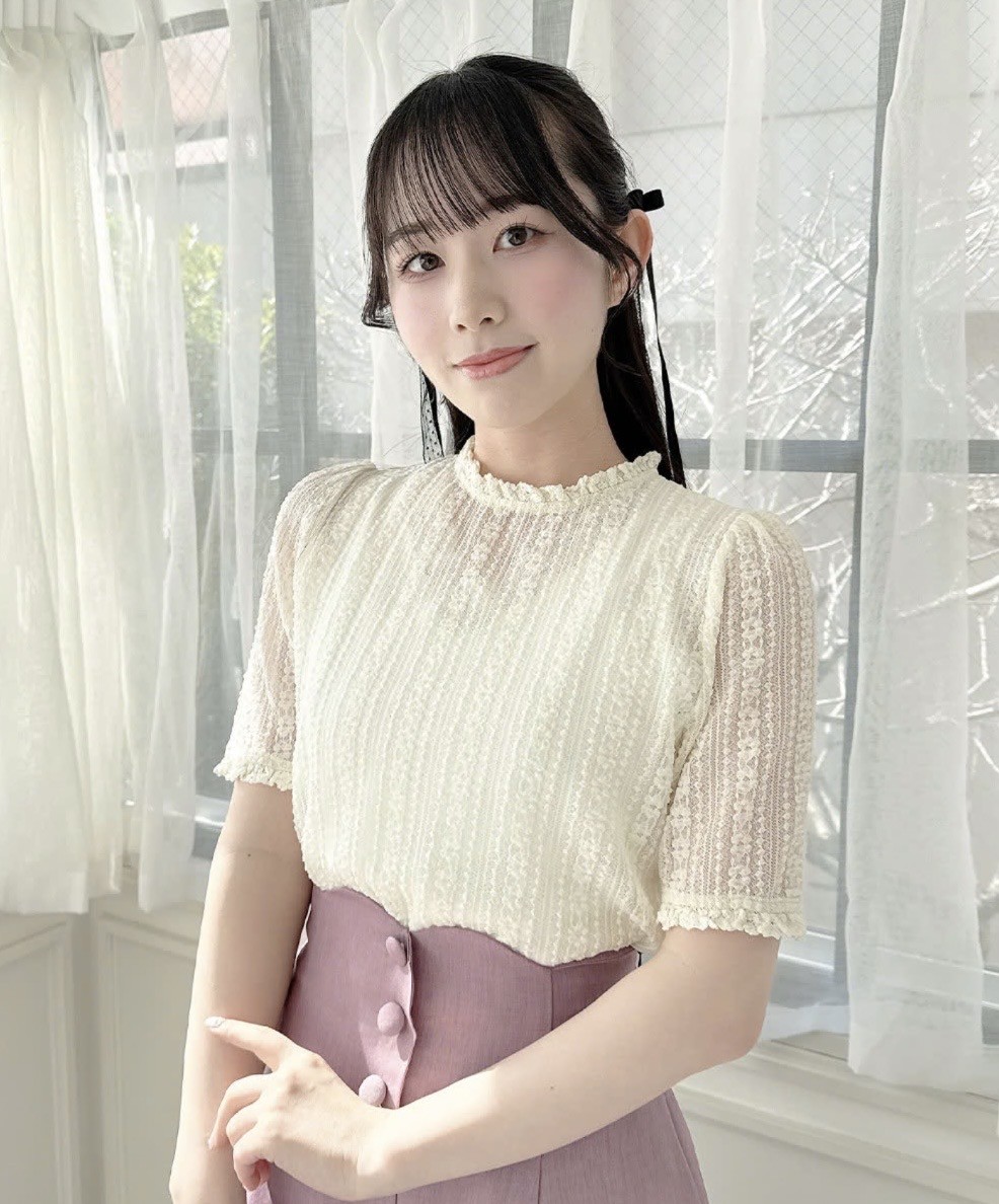 フラワーモチーフのストライプレースを使用したガーリーなトップス🍎