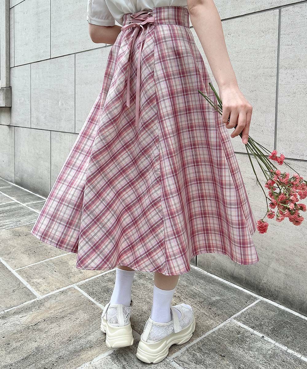 シーズンムードの高まるカラーのチェック柄が目を惹くフレアースカート
