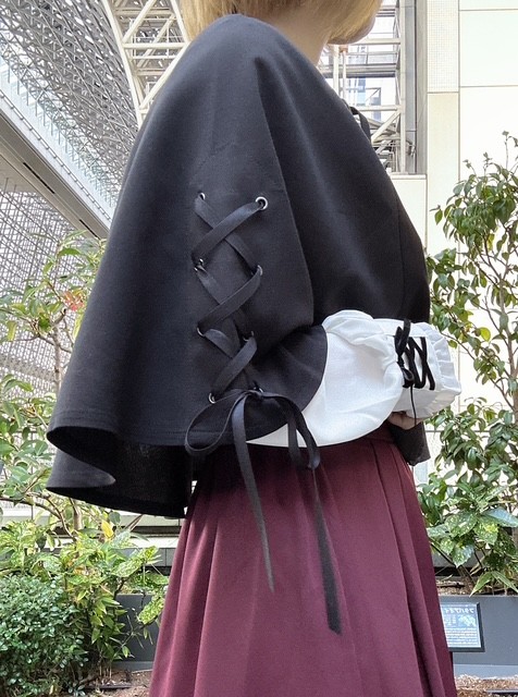 春先まで使えるクラシカルなケープ