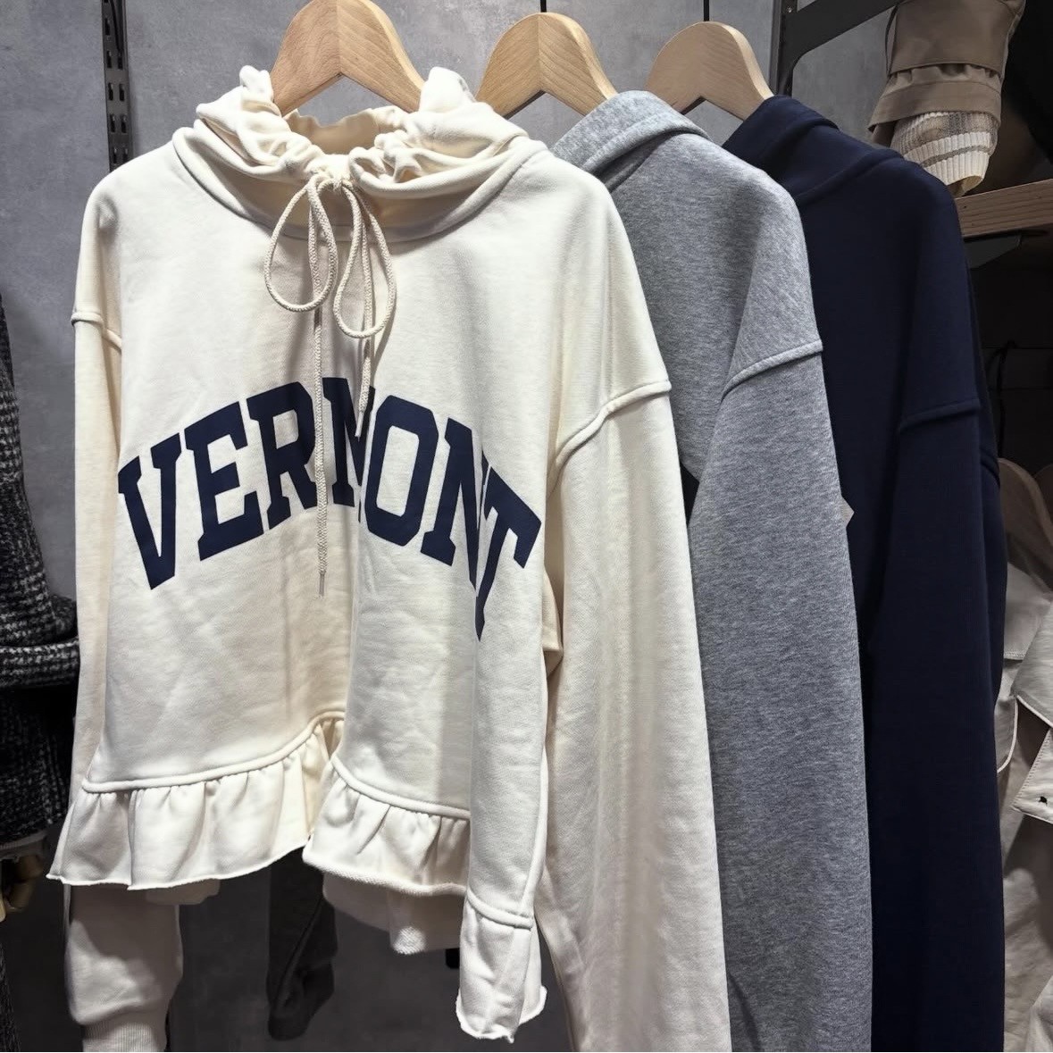 ショートトレンチとフリルパーカー♪