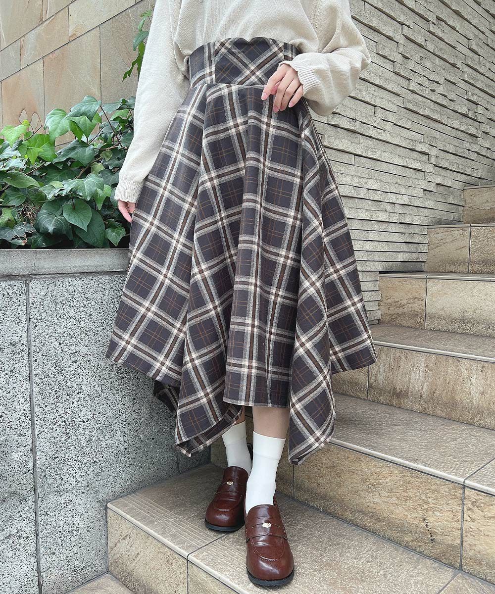 レトロなチェック柄のランダムヘムが目を惹くスカート💐