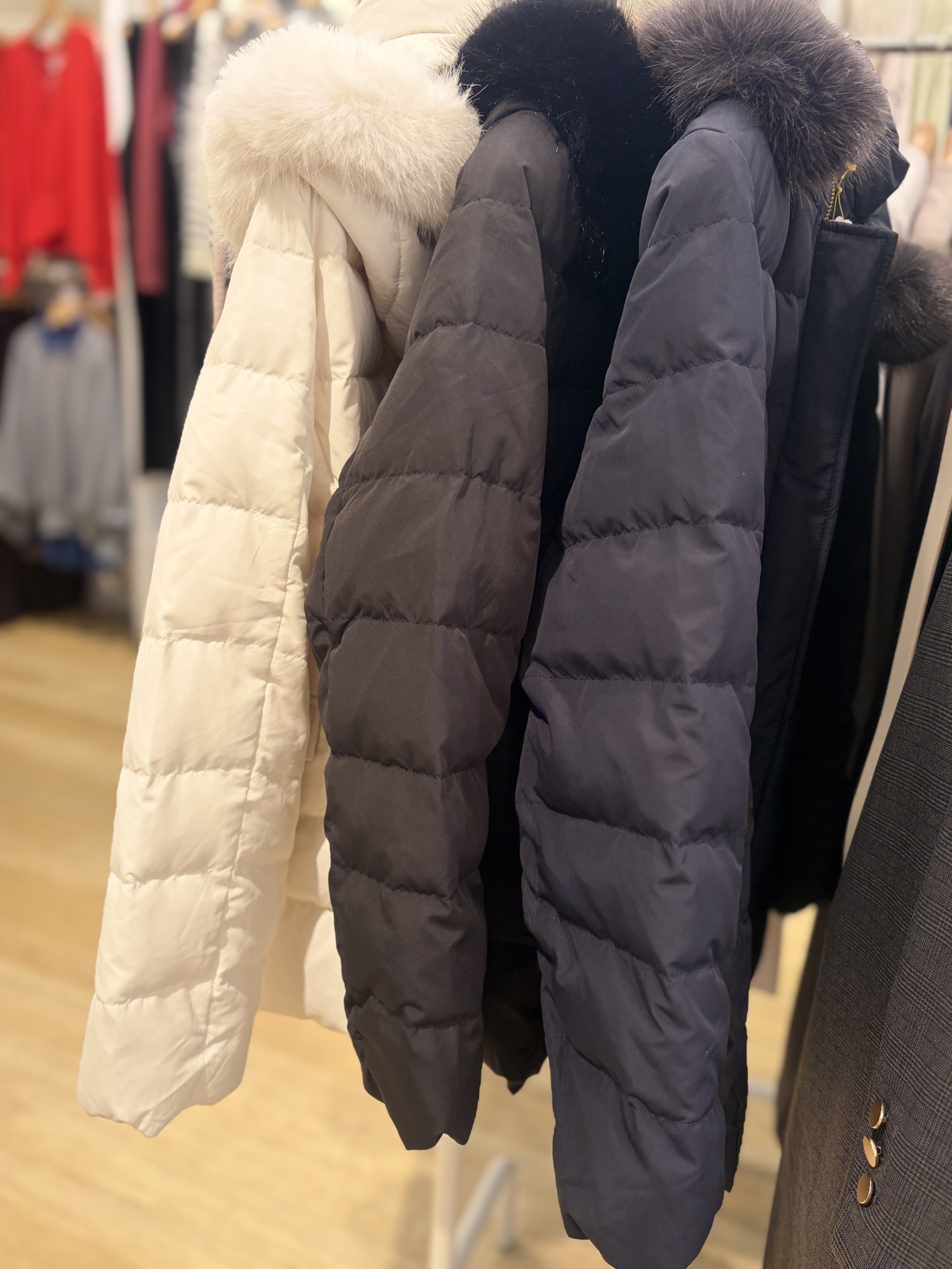 【大きめフードが小顔効果】ミドル丈ダウンコート