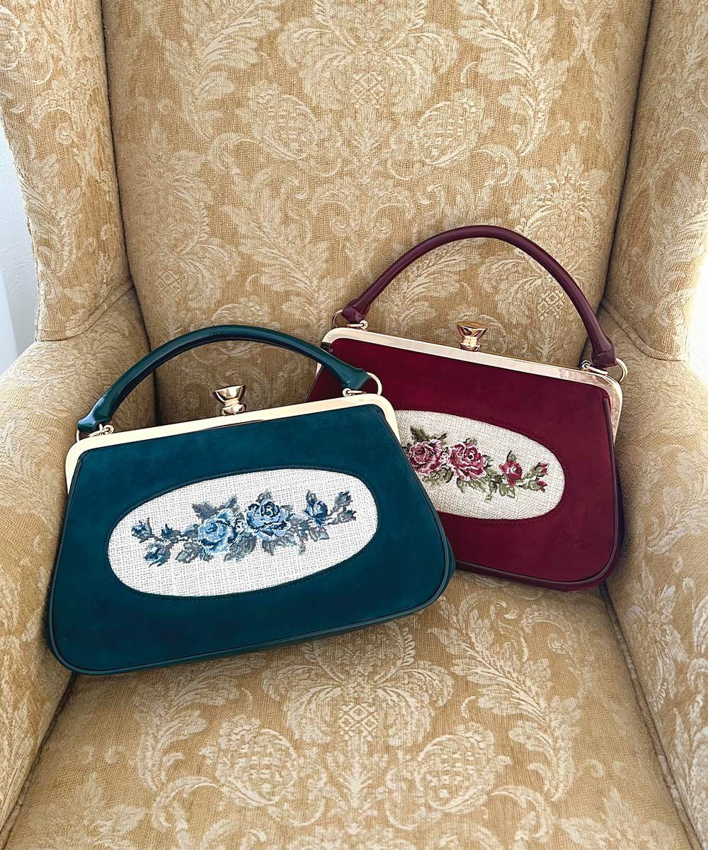 美術品のような繊細な刺繍が美しいアイコニックな別珍バッグ。