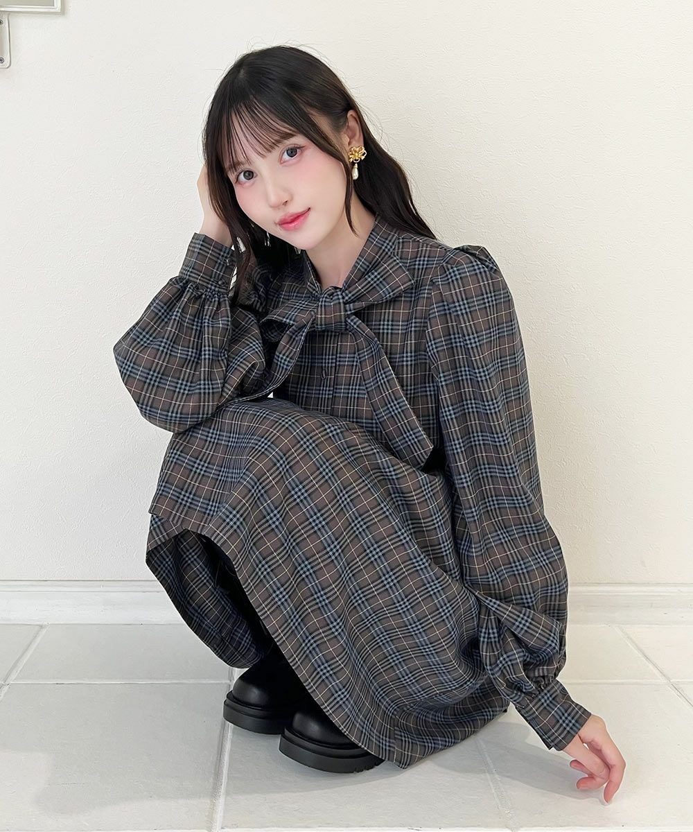 フロントのボウタイがとびきりキャッチーなチェックワンピース🌹