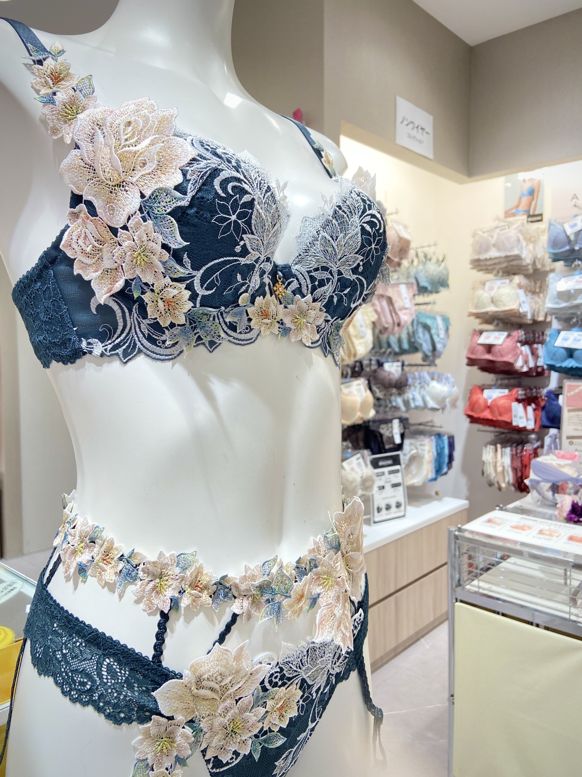 入荷nowオンラインストア ワコールサルート09グループキャミソール店舗限定 下着・アンダーウェア
