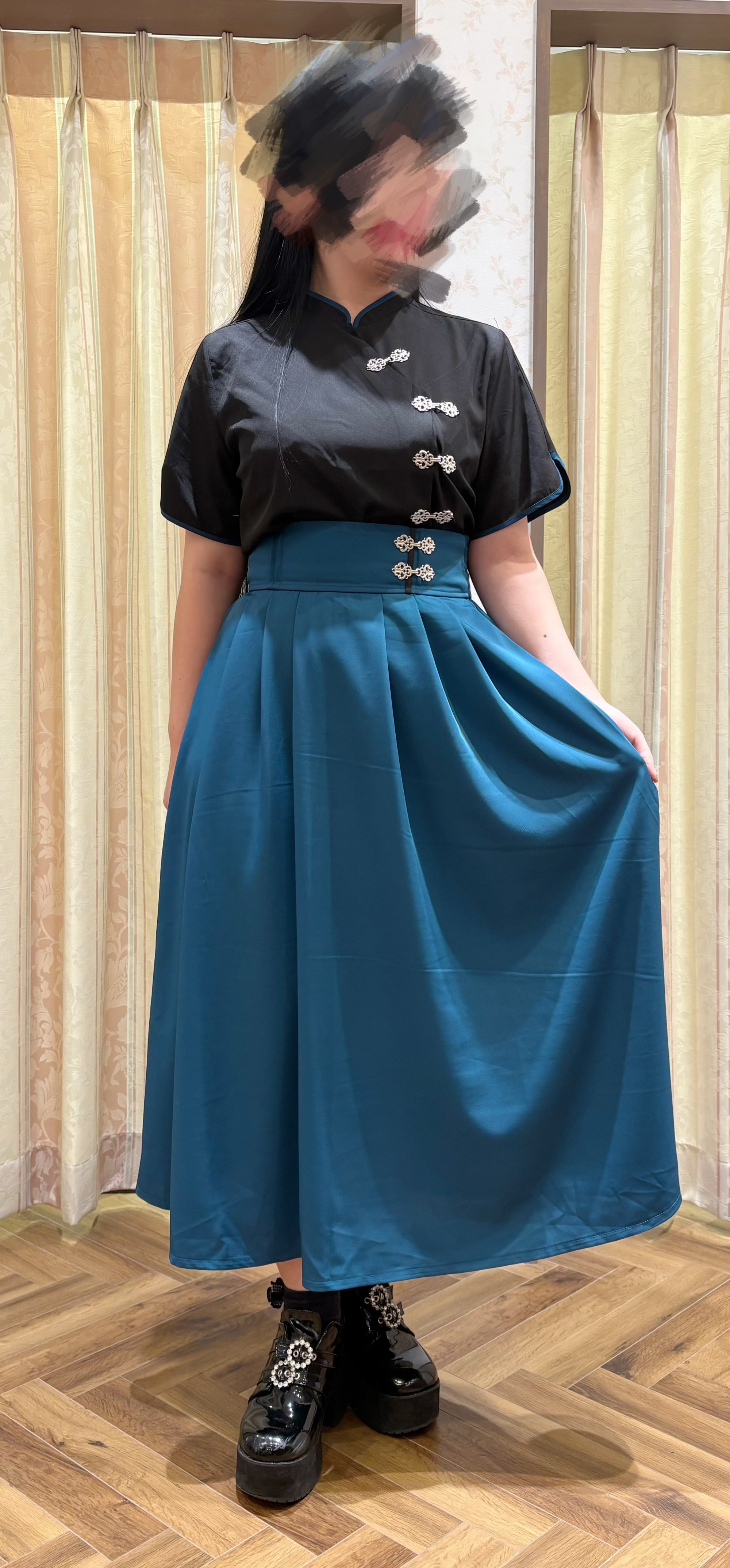 メタリックなチャイナボタンが輝くセットアップ