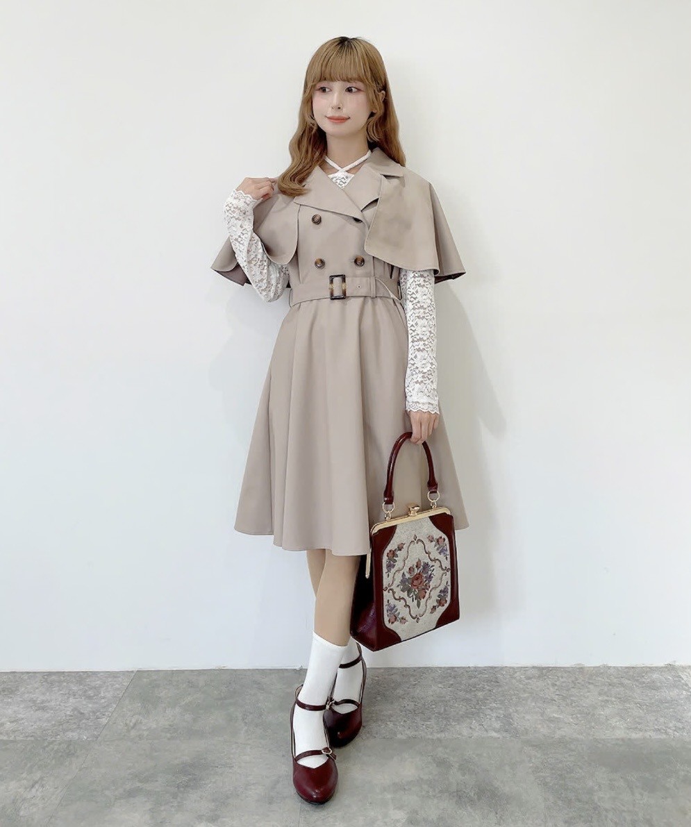 キャッチーなケープが目を惹くトレンチワンピース👗