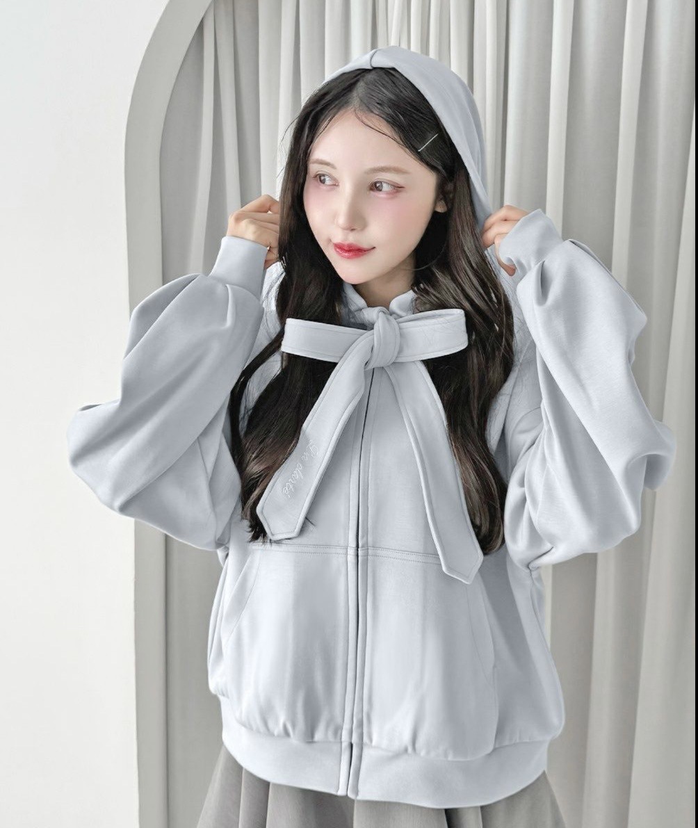 フロントのビッグリボンが目を惹くZIPパーカー🎀
