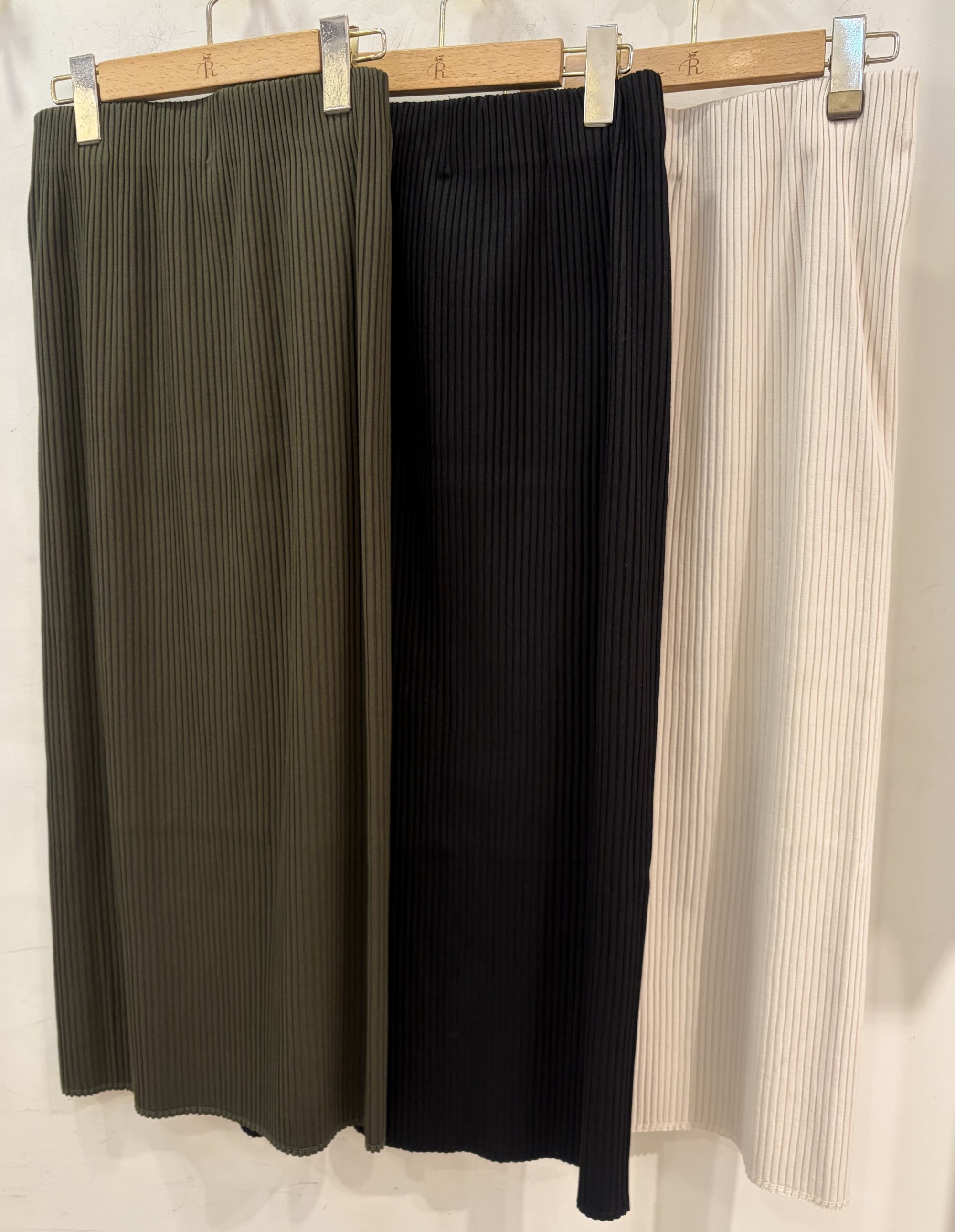 【気になる部分をさりげなくカバー】ラインスカート