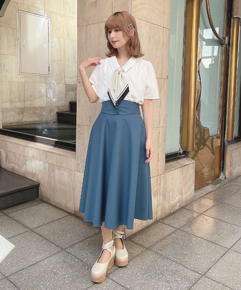 コルク調のソールとクロスストラップがクラシカルなムードたっぷりのパンプス👡
