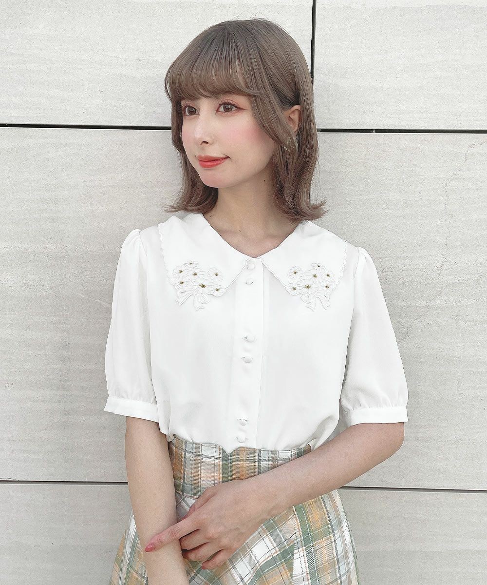 ミニブーケのカットワークがとびきりキュートなブラウス🌷