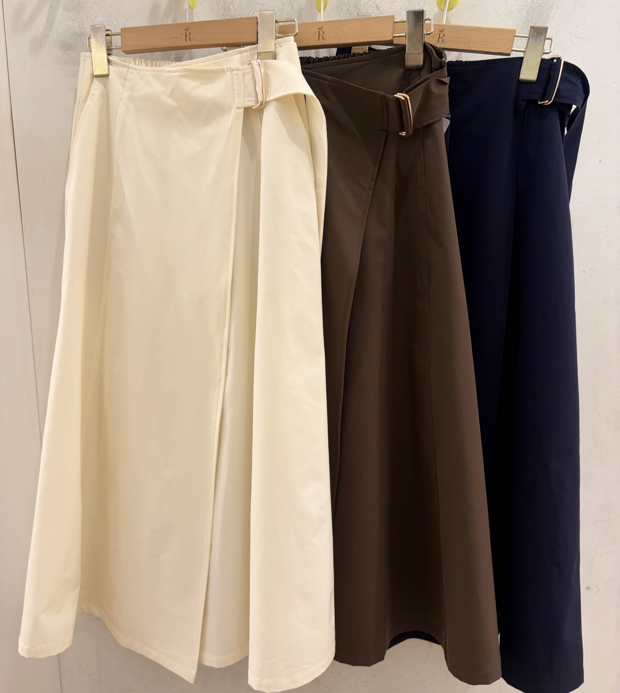【サイドのバックルが上品に煌めく】ラップ風スカート