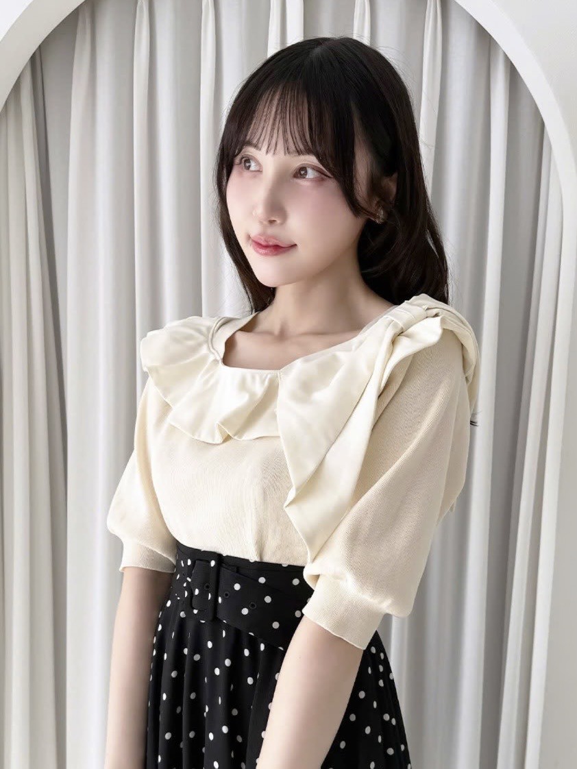 肩にあしらったラッフルリボンがレディライクな印象のニットプルオーバー🖤