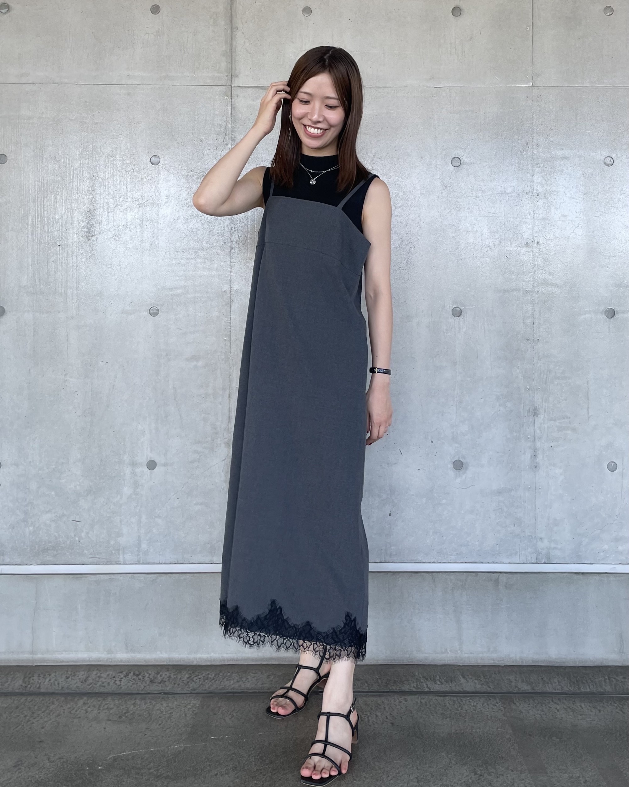 裾レースデザインのキャミワンピース