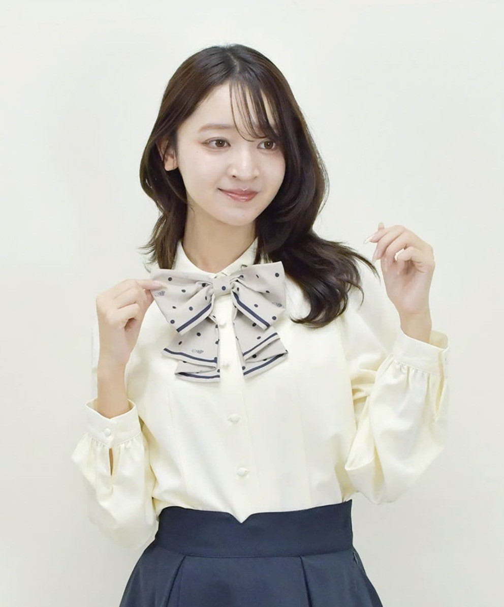 ドット柄のリボンタイが目を惹くブラウス🎀