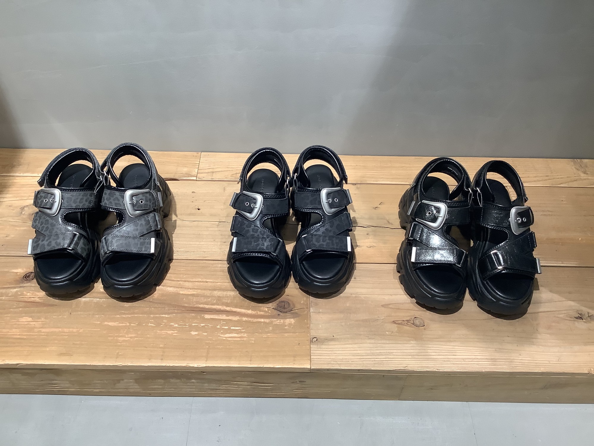 夏にオススメ厚底サンダル👀🖤