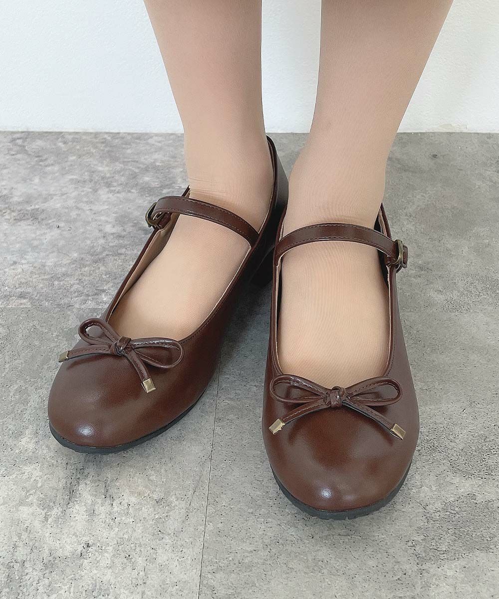 バレエシューズのようなリボン使いがフェミニンなストラップパンプス👡