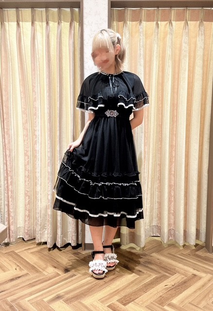 華やかなフリルケープのワンピース