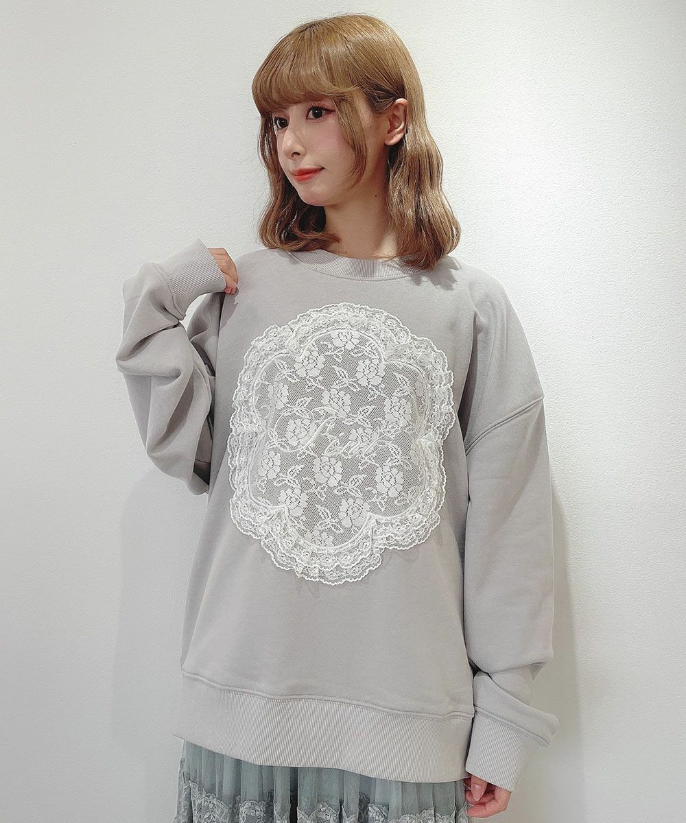 お花型のレースパッチワークがキュートなスウェット♡