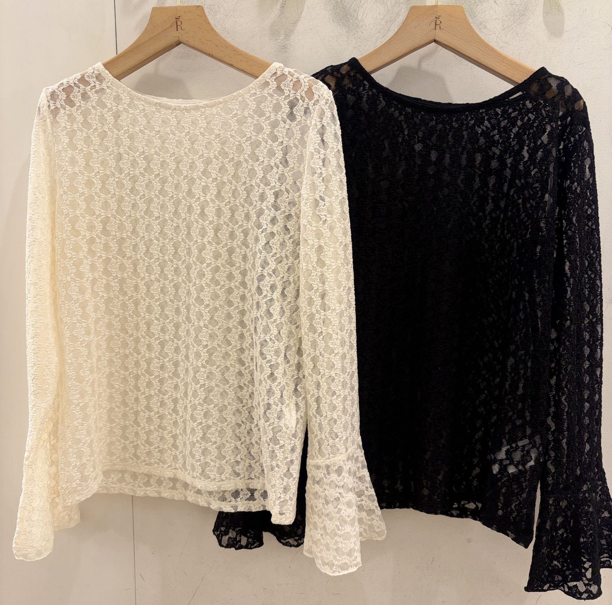 【上品で取り入れやすい素材感】レースカットトップス