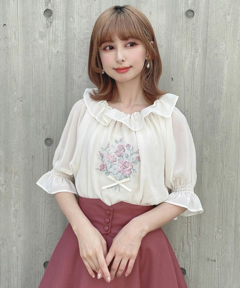 フロントのブーケ刺繍が目を惹く、フェミニンなブラウス