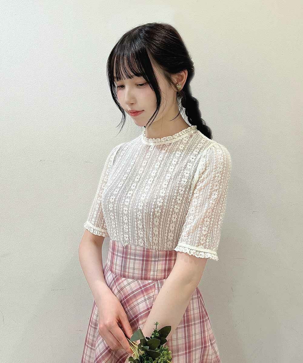 フラワーモチーフのストライプレースを使用したガーリーなトップス🌼