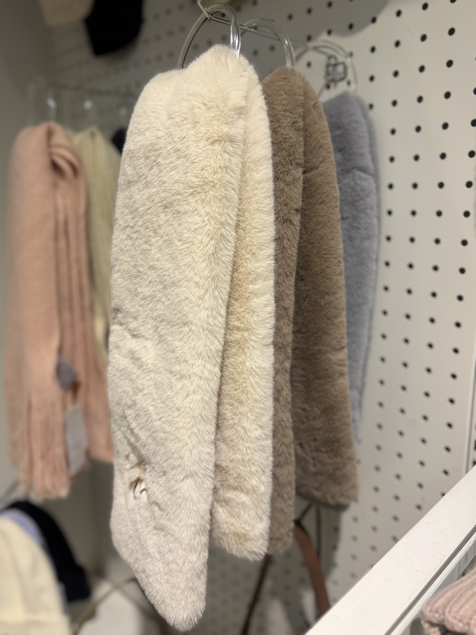 【冬のおしゃれに華を添える】ファーティペット