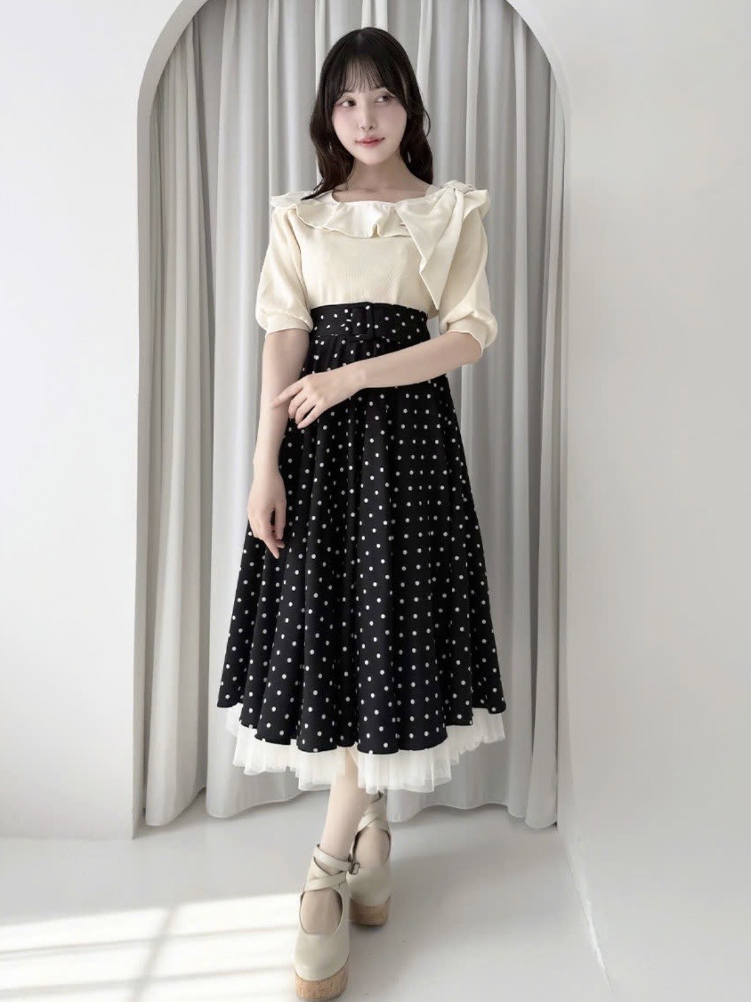 肩にあしらったラッフルリボンがレディライクな印象のニットプルオーバー🖤