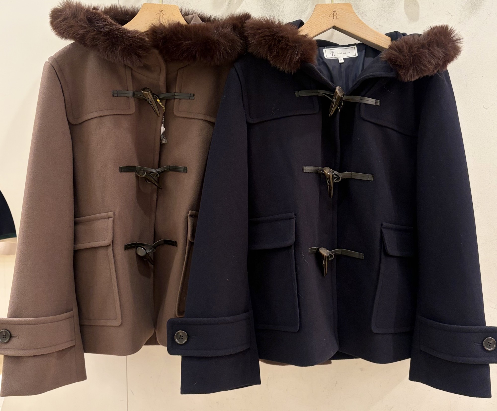 【華やかさをプラスするファー付き】