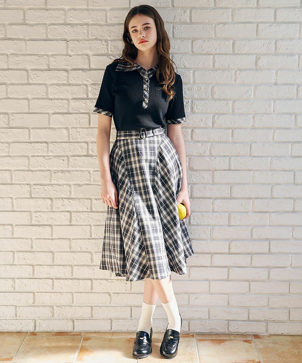 フレアーたっぷりの美シルエットが目を惹くチェックスカート。