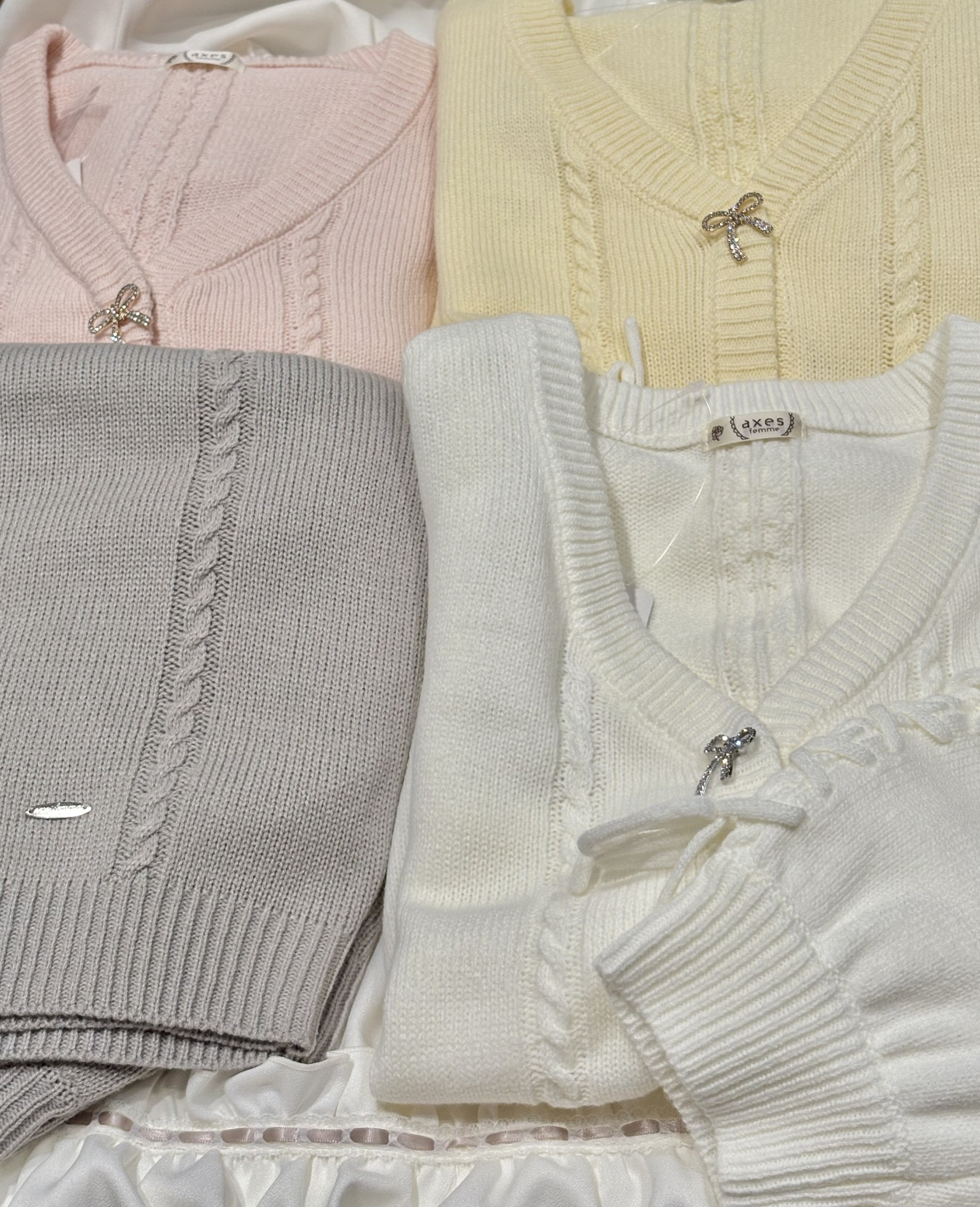 キラキラリボンがアクセントのニットカーディガン