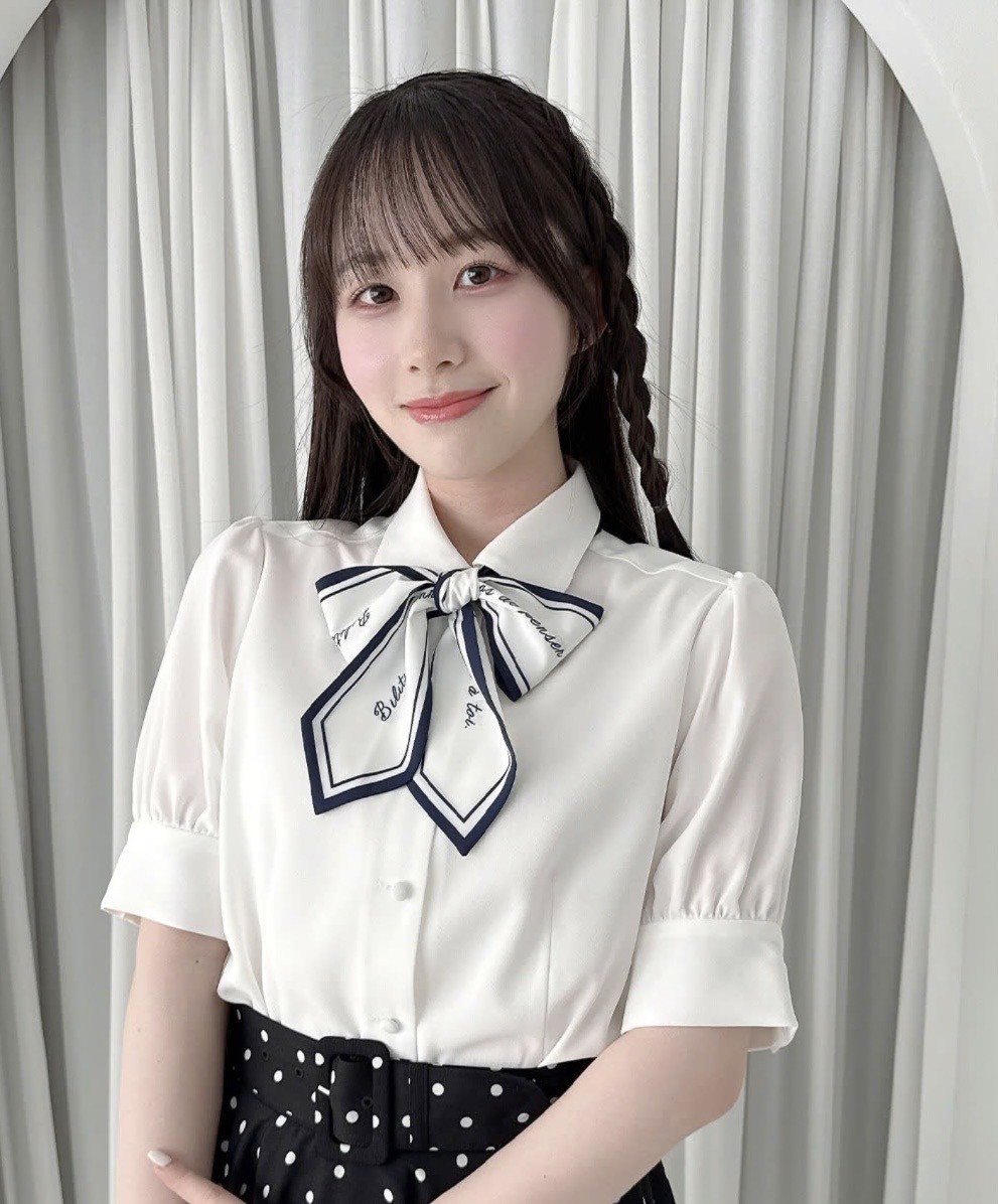 スカーフリボンがとびきりフレンチな印象のシャツ🎀