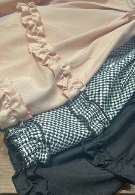 ボリュームのある新作のミニスカパン