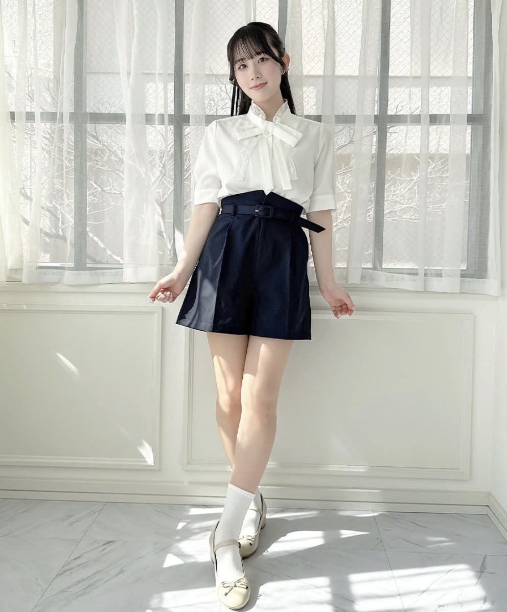 フロントのボウタイがレトロな印象のブラウス🎀