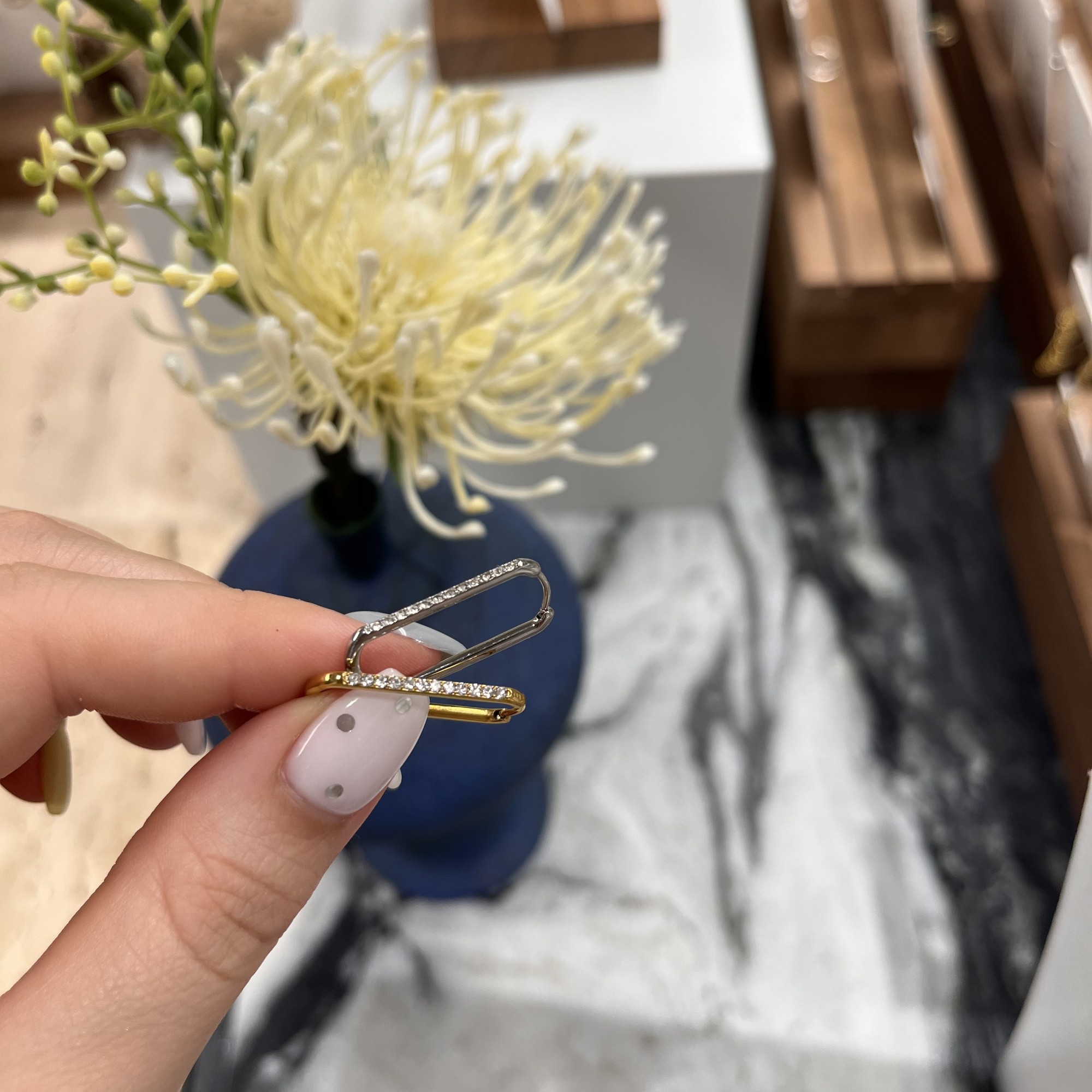 【✨女性に人気のビジューフープピアス✨】　