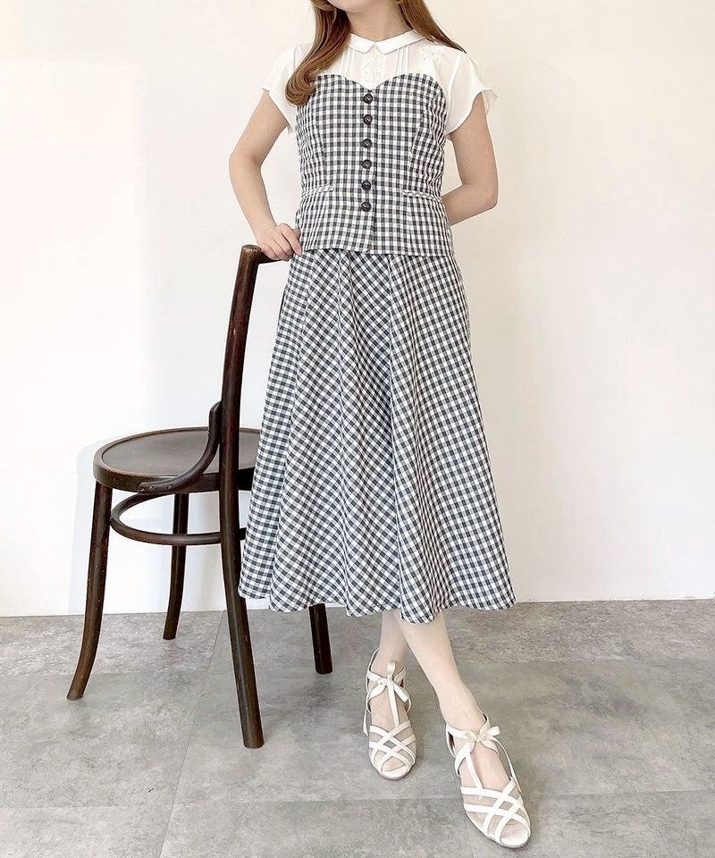 50’sを思わせるクラシカルなフィット&フレアーのシルエットが特別感溢れるワンピース
