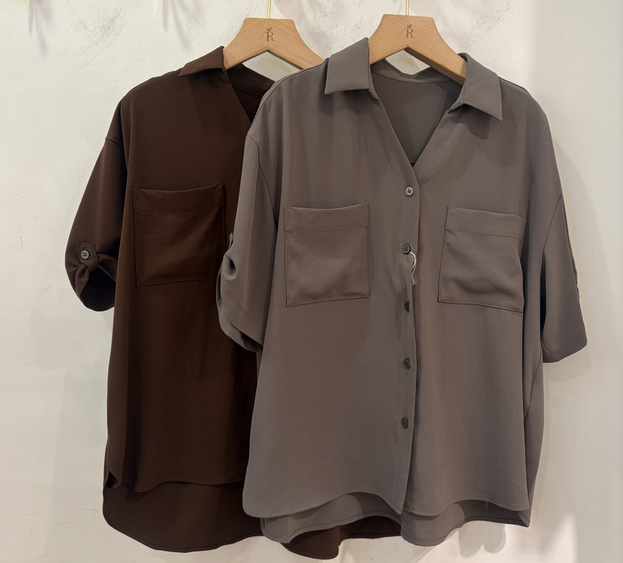【しなやかなジョーゼットが上品に揺れる】スキッパーブラウス