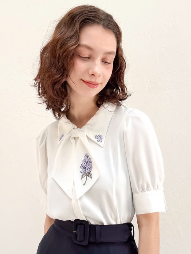 ライラックの繊細な花刺繍が、爽やかで目を惹くブラウス🪻