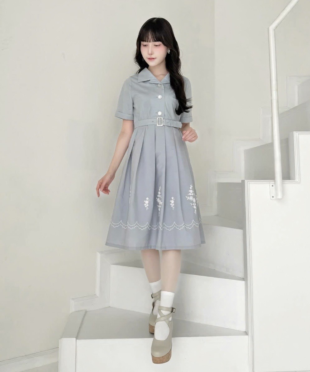 裾に施したレース風の繊細なプリントが目を惹くシャツワンピース🎀