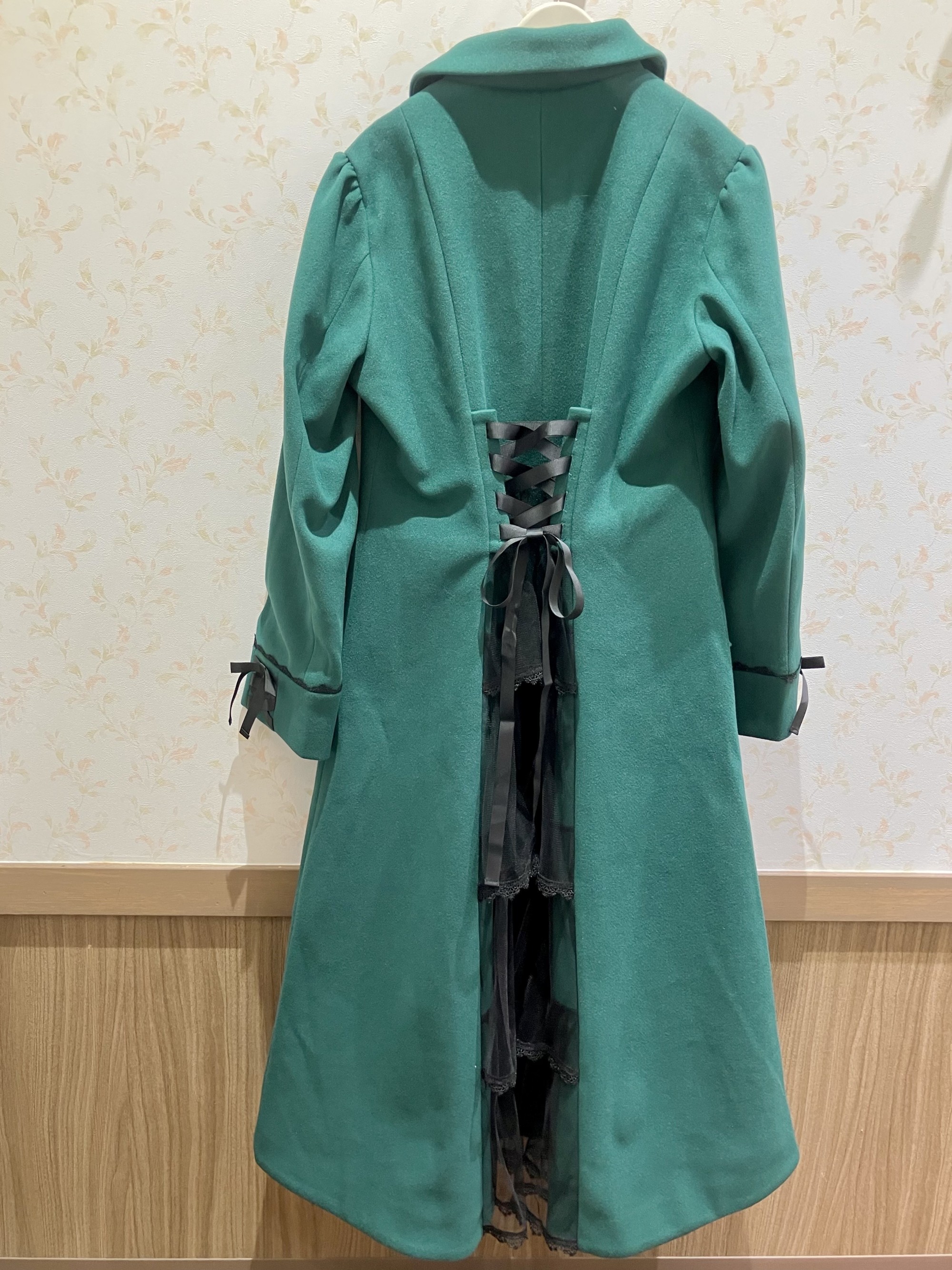 〘あなただけの着こなしを見つけて*。+〙後ろ姿も美しいバッスルコート