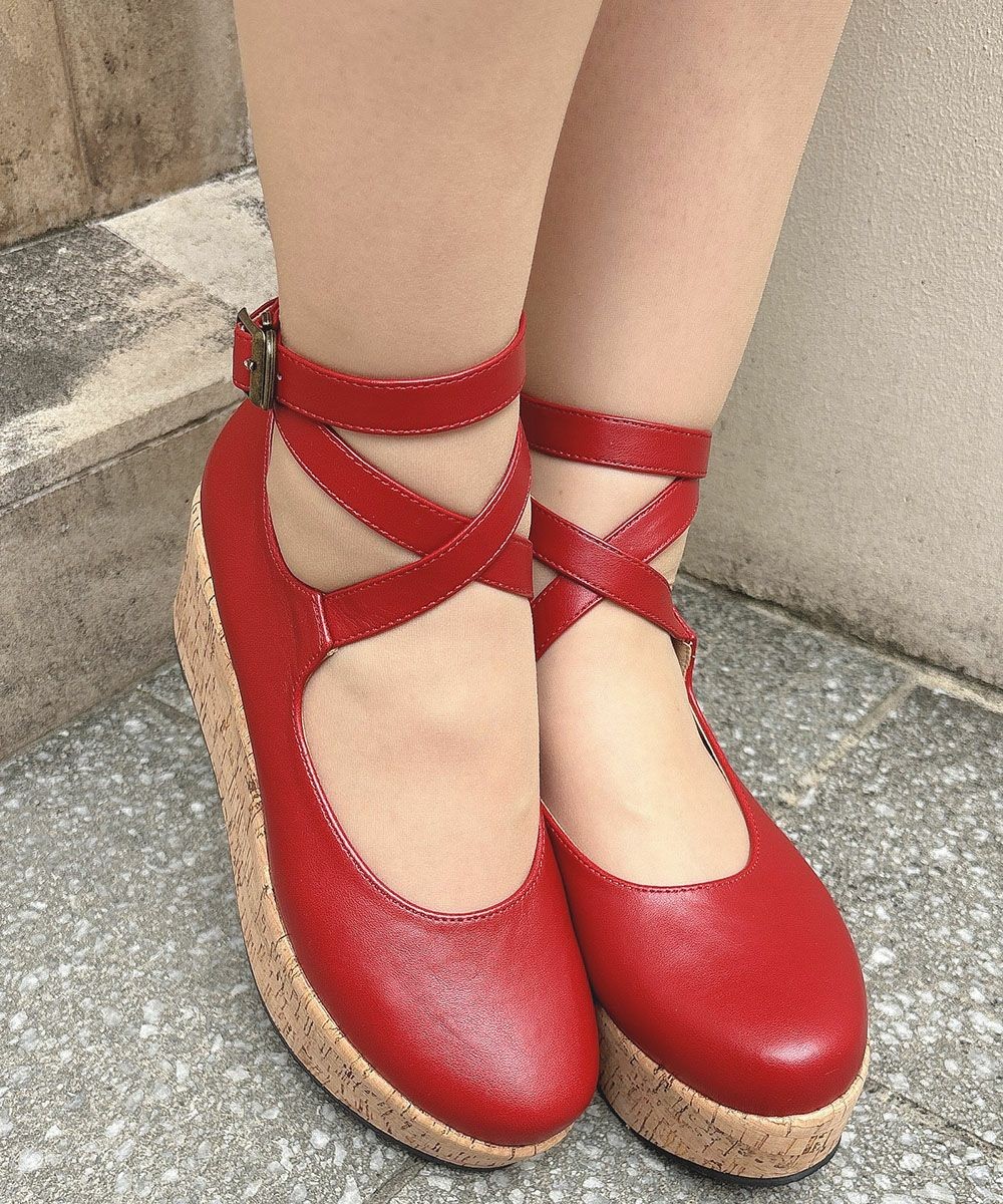コルク調のソールとクロスストラップがクラシカルなムードたっぷりのパンプス👡