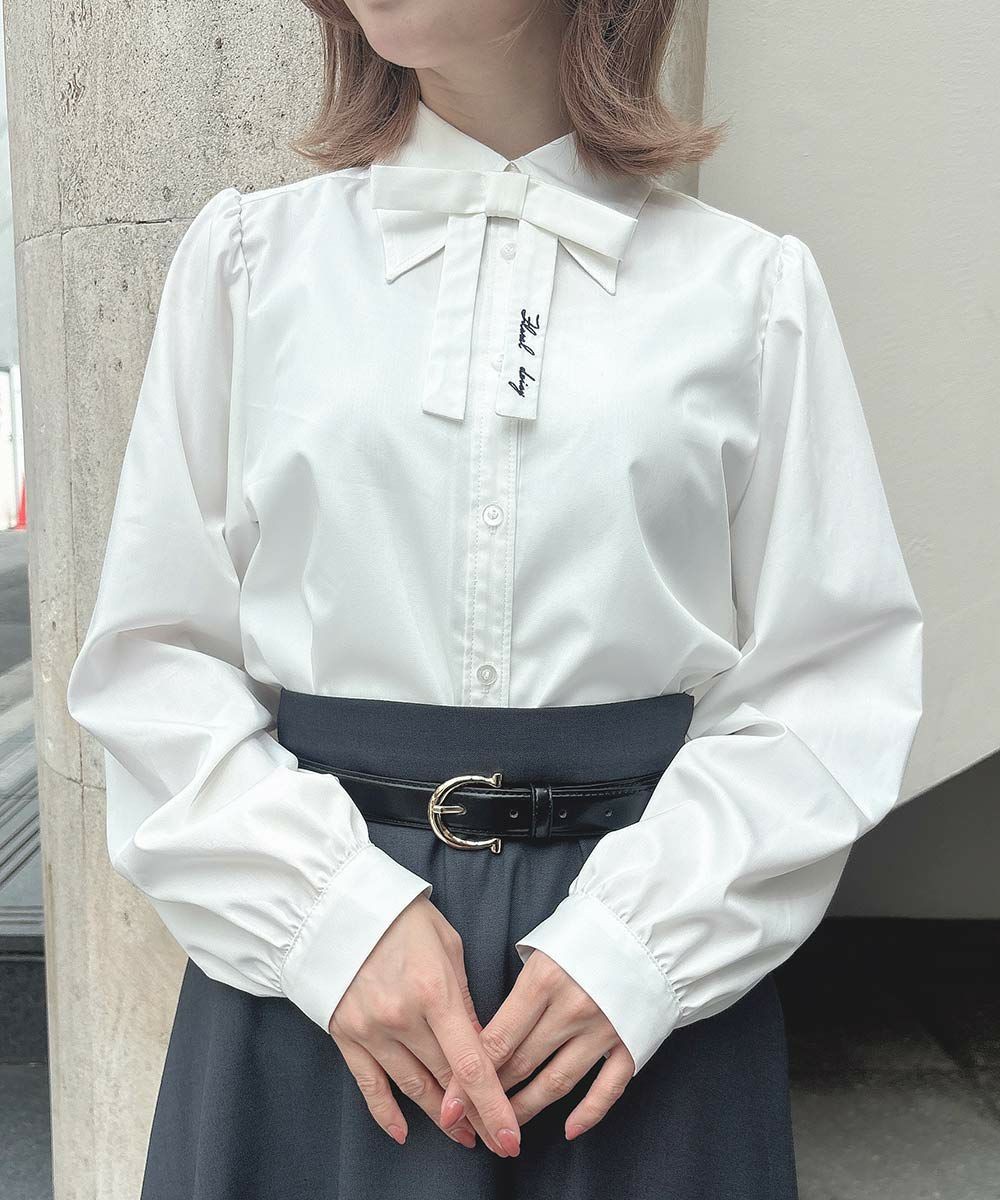 先が長いレトロな形の衿がアクセントになったシャツ🥀