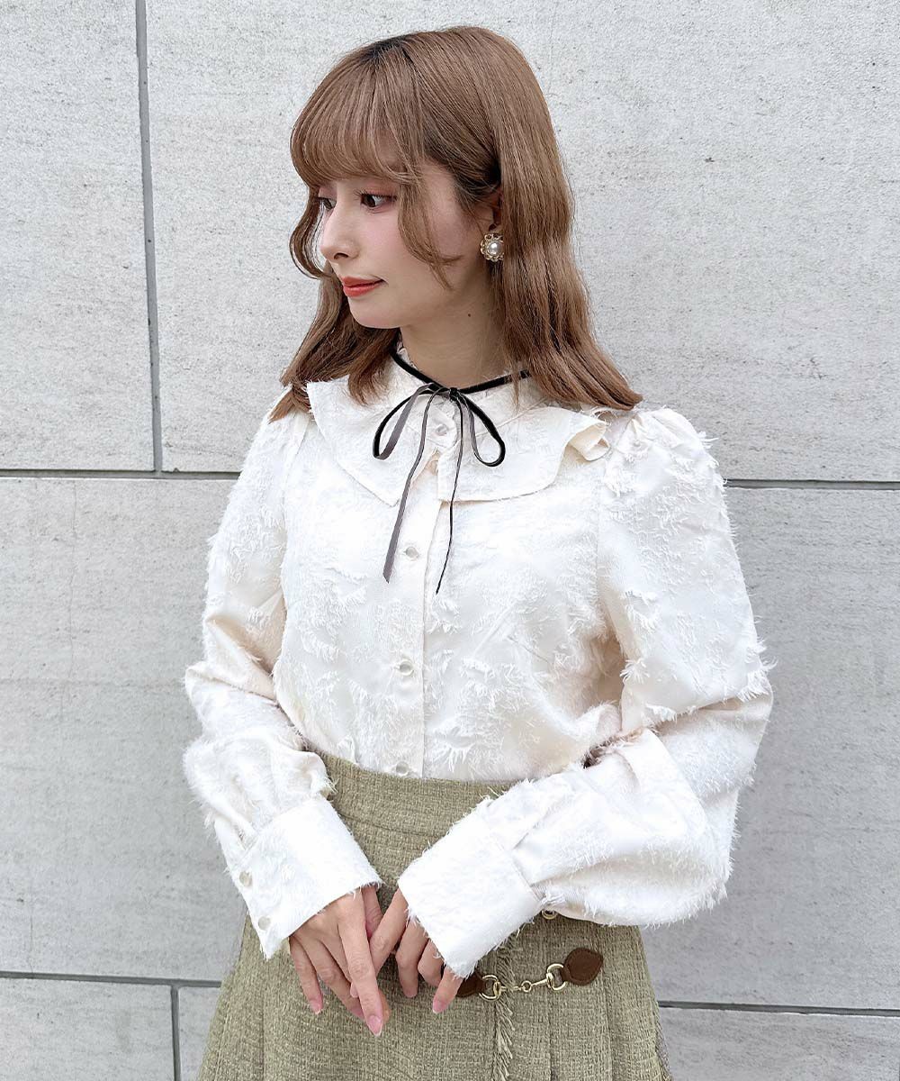 毛足のあるジャガード素材が目を惹くブラウス。