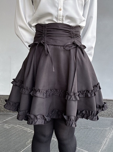 ボリュームのある新作のミニスカパン